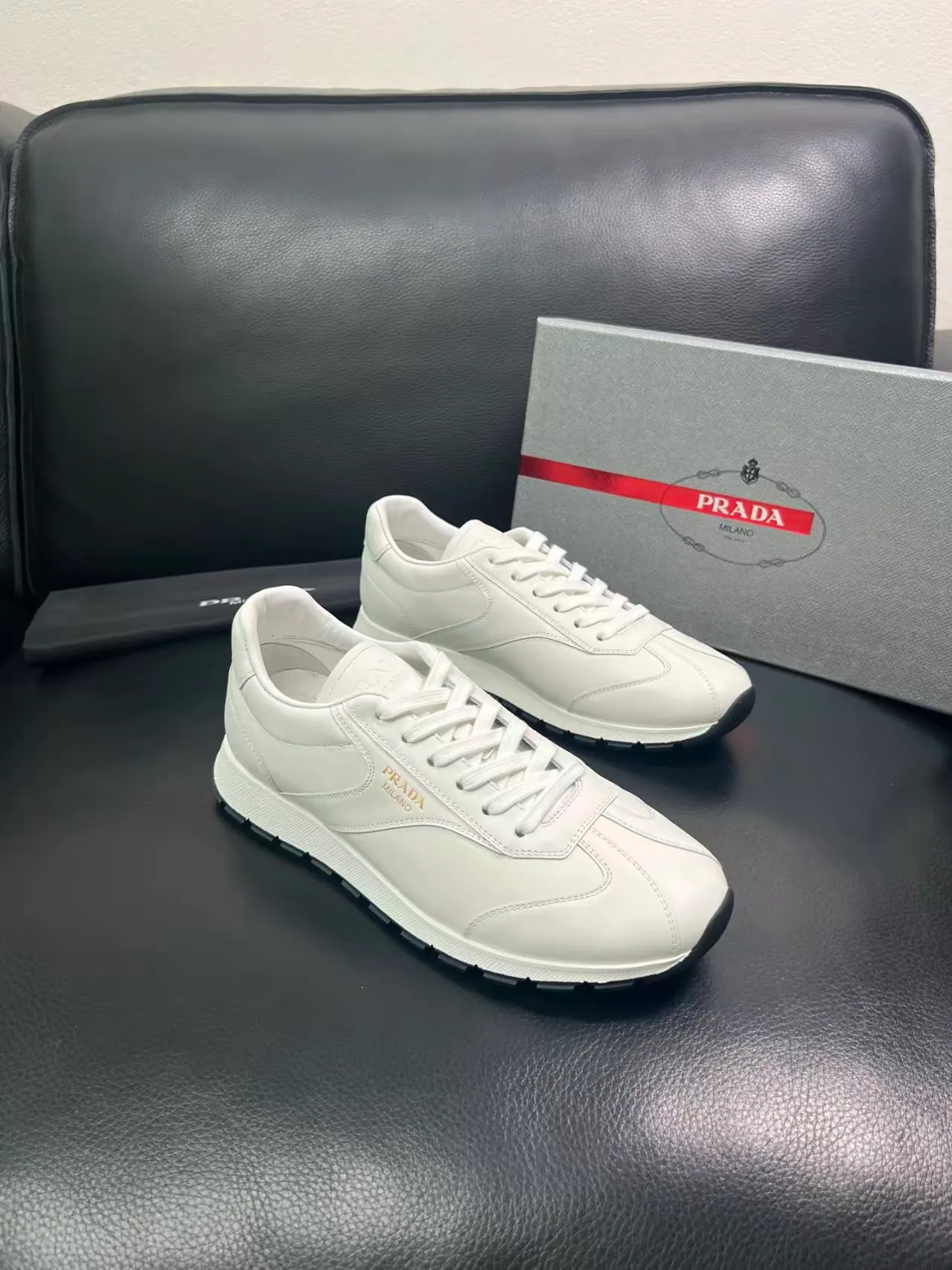 P440 Yuan 38-45 Prada Prada’s new men’s leather sneakers, the highest version on the market, any comparison is welcome🆚! The original leather has excellent texture and is super high-end! Fetal sheep net lining imported from Italy, removable pad! Luxurious materials and fine workmanship, highly recommended!